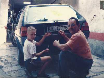 Ma tra le foto c�� anche un altro Del Vecchio: suo figlio Nicola �junior�, ritratto bambino con il nonno omonimo. �Ha iniziato a lavorare in bottega gi� nel 2008, poco pi� che 18enne�, spiega il titolare